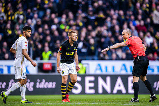s Sebastian Larsson reagerar på ett domslut