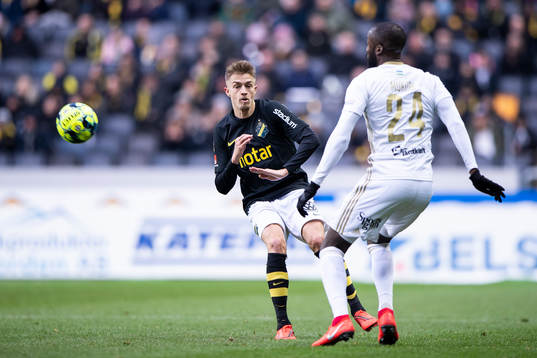 s Rasmus Lindkvist och Östersunds Ronald Mukiibi