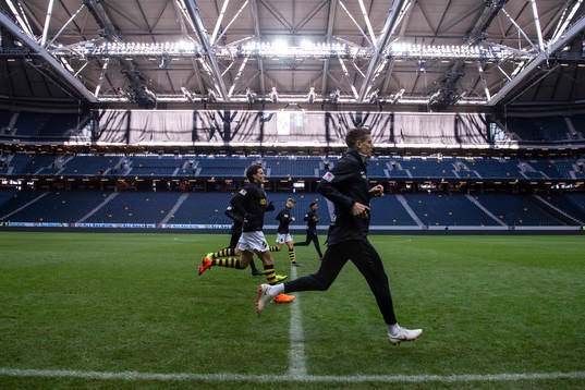 s fystränare Johan Svensson joggar med spelare