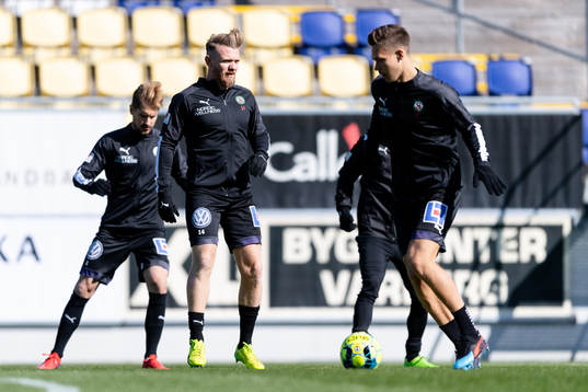 Örebros Michael Almebäck före fotbollsmatchen i