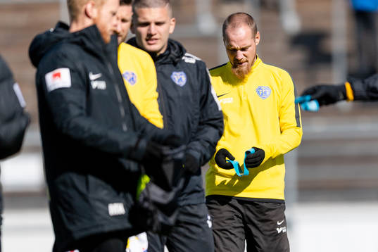 Falkenbergs Christoffer Carlsson före fotbollsmatchen i
