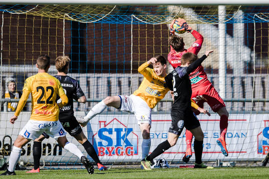 Falkenbergs Kirill Pogrebnyak och Örebros målvakt Oscar