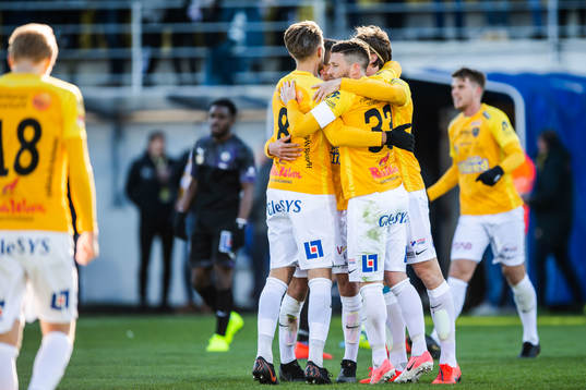 Falkenbergs spelare jublar