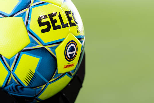 Matchbollen före fotbollsmatchen i Allsvenskan mellan