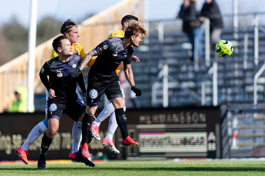 Örebros Daniel Björnkvist nickar mot mål