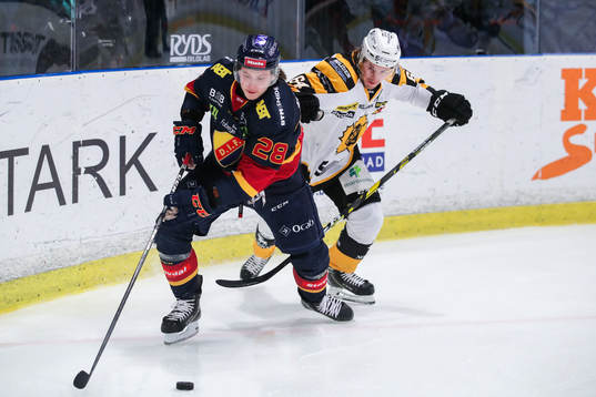 Djurgårdens Dennis Svensson och Skellefteås Oscar Möller