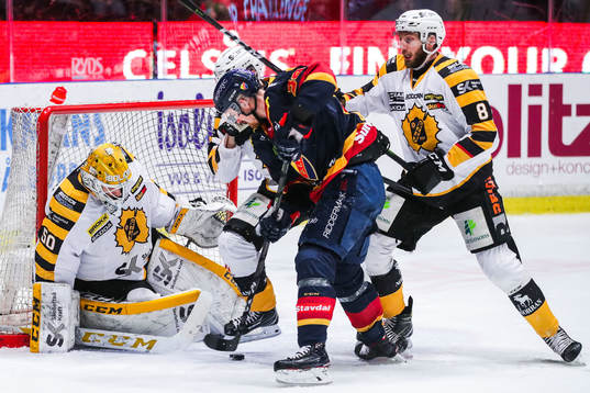 Djurgårdens Daniel Brodin framför Skellefteås målvakt