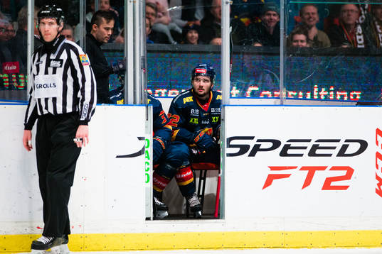 Djurgårdens Dick Axelsson och Emil Bemström sitter
