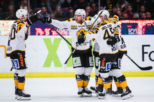 Skellefteås Joakim Lindström jublar med lagkamrater