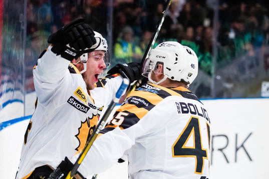 Skellefteås Andreas Wingerli jublar med Oscar Möller