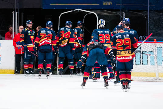 Djurgårdens spelare lämnar isen