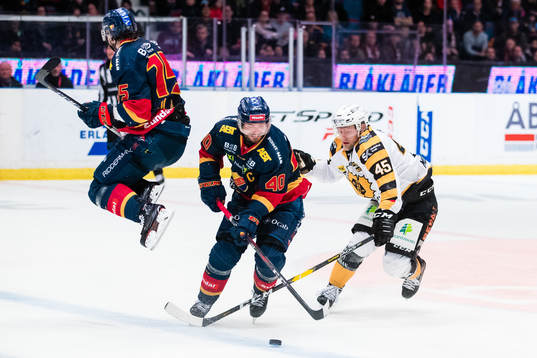 Djurgårdens Jacob Josefson i kamp om pucken Skellefteås