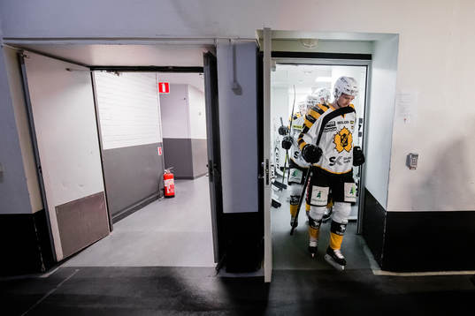 Skellefteås Filip Berglund på väg ut till uppvärmningen