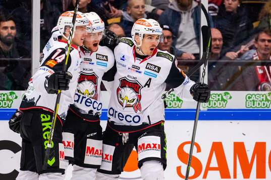 Malmö Redhawks Carl Persson jublar med lagkamrater