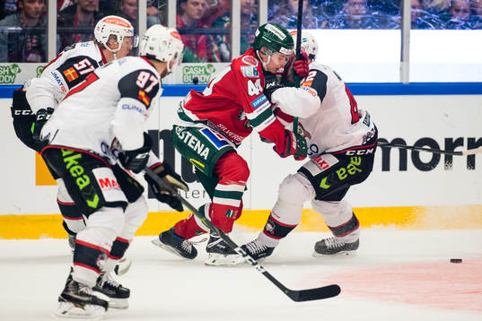 Frölundas Jacob Peterson mot Malmö Redhawks Niklas Arell