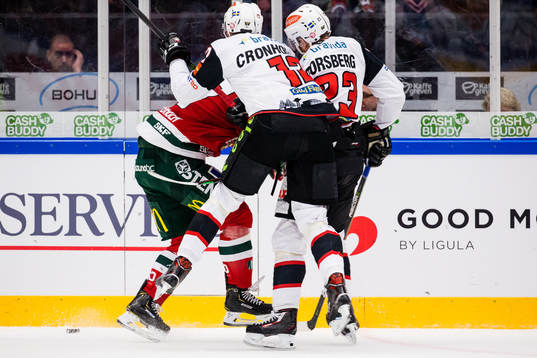 Malmö Redhawks Linus Cronholm tacklar sin egna medspelare