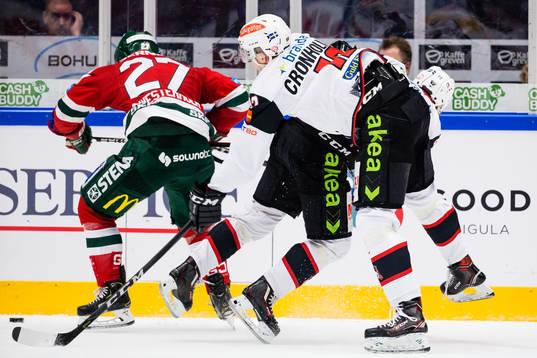 Malmö Redhawks Linus Cronholm tacklar sin egna medspelare