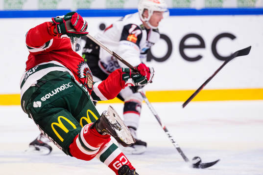 Frölundas Mats Rosseli Olsen skjuter av klubban