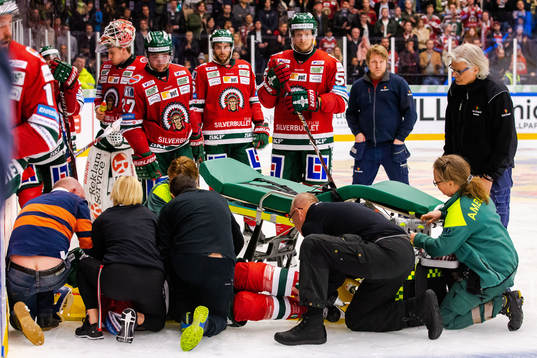 Frölundas Pathrik Westerholm får hjälp av