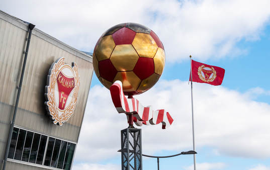 Ett konstverk utanför Guldfågeln Arena