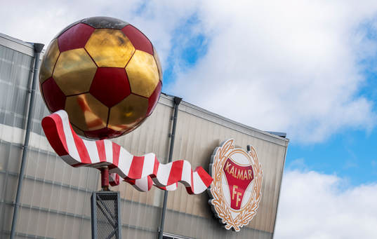 Ett konstverk utanför Guldfågeln Arena