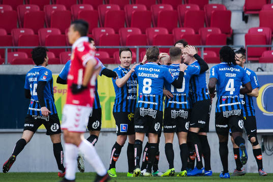 Sirius Karl Larson jublar med lagkamrater