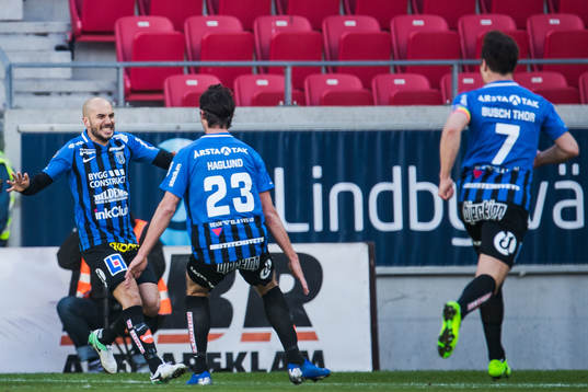 Sirius Karl Larson jublar med lagkamrater