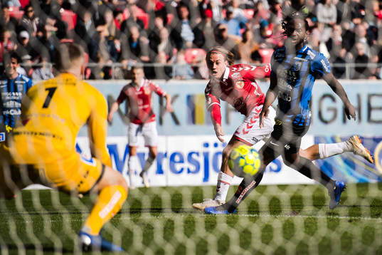 Kalmars Isak Magnusson och Sirius Kebba Ceesay
