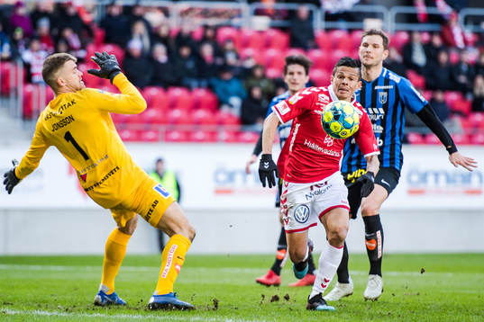 Kalmars Romário Pereira Sipião och Sirius målvakt Lukas