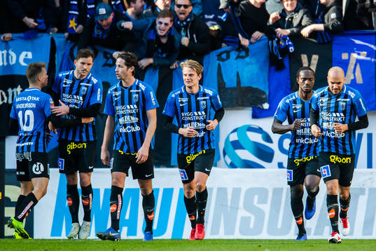 Sirius Sam Lundholm jublar med lagkamrater