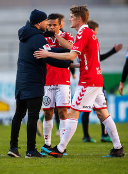 Sirius tränare Henrik Rydström jublar medan Kalmars