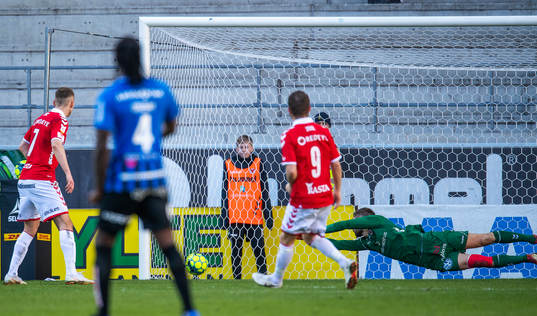 Sirius Sam Lundholm (ej i bild) gör 0-2 målet bakom