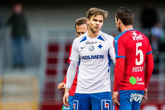 IFK Norrköpings Christoffer Nyman i diskussion med
