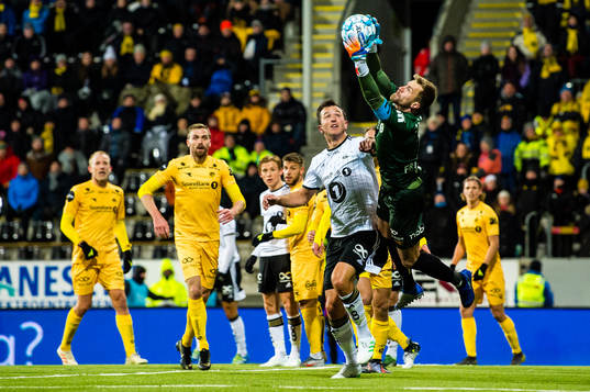 Even Hovland of Rosenborg and Ricardo Henrique Schuck