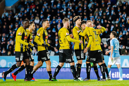 Häckens Ahmed Yasin och Daleho Irandust jublar med