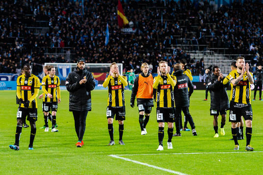 Häckens spelare tacklar publiken