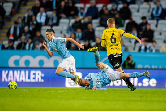 Malmö FFs Anders Christiansen blir tacklad av Häckens