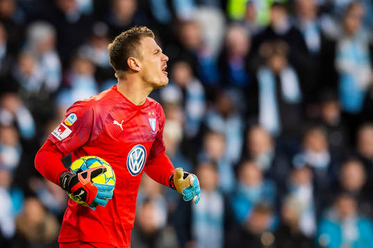 Malmö FFs målvakt Johan Dahlin reagerar