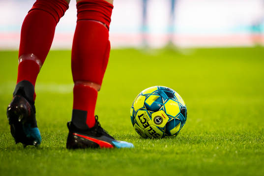 En målvakt med en officiell matchboll
