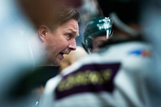 Färjestads tränare Johan Pennerborn deppar