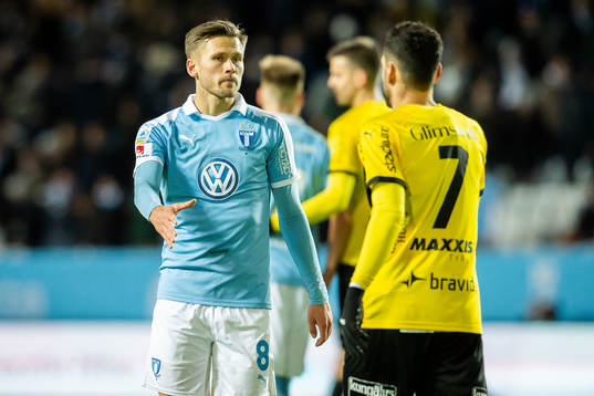 Malmö FFs Arnór Traustason tackar Häckens Mervan Celik