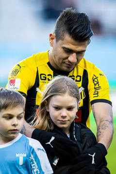 Häckens Paulinho ger en knatte sin överdragströja