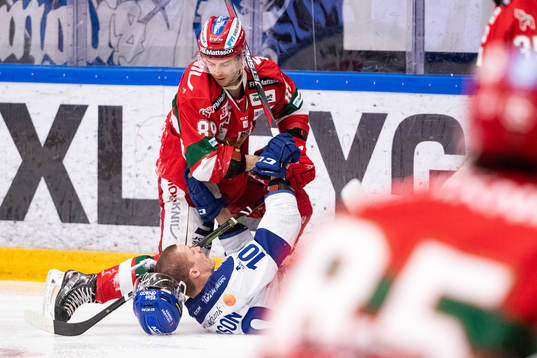 Moras Ryan Johnston tackar Leksands Martin Karlsson