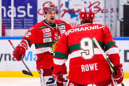 Moras Kevin Gagné jublar med Andrew Rowe