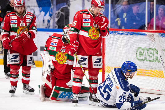 Leksands Linus Persson deppar framför Moras Michael Haga