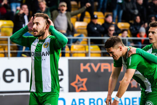 Hammarbys Muamer Tankovic jublar med lagkamrater