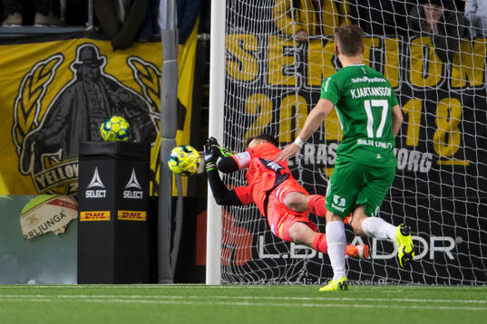 Elfsborgs målvakt Kevin Stuhr Ellegaard gör en räddning