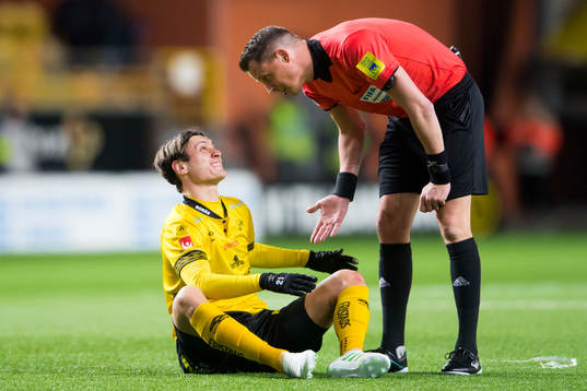Domare Andreas Ekberg pratar med Elfsborgs Jonathan Levi