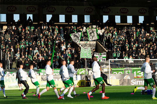 Hammarbys supportrar med spelarna i förgrunden