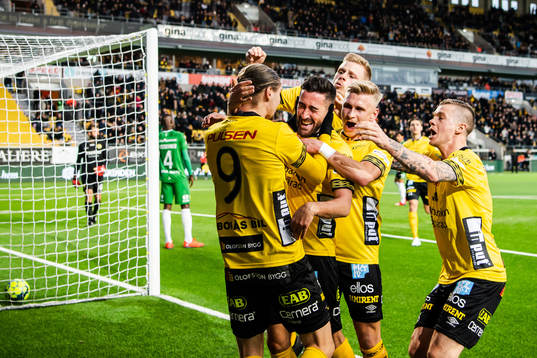Elfsborgs Frederik Holst jublar med lagkamrater